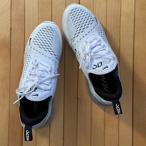 Crisp pair of Nike Air Max 270